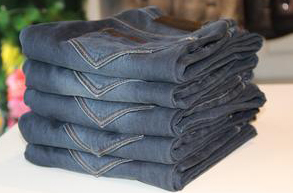 牛仔裤掉色怎么办 教你晾洗牛仔裤的方法