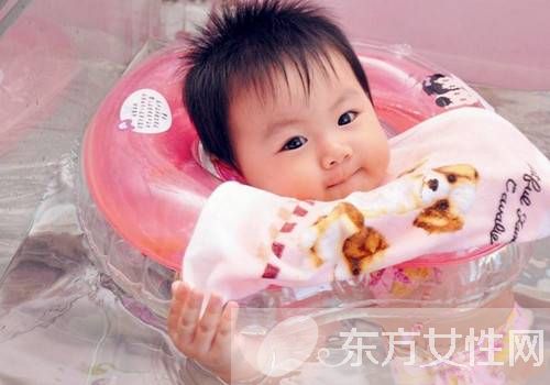婴儿游泳的好处有哪些 新手爸妈必看