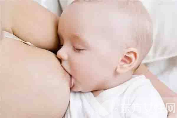 宝宝吐奶厉害的原因 这么做可有效防止宝宝吐奶哦