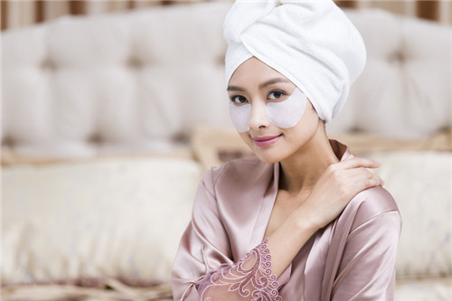 如何减少眼部细纹 选择合适的眼霜很重要