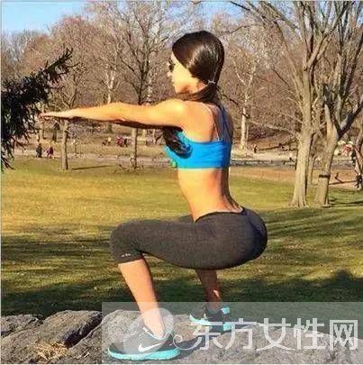 深蹲的好处和坏处 正确的深蹲动作应该是这样的