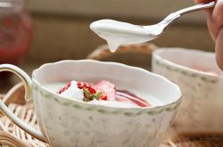 喝酸奶的最佳时间段 女人喝酸奶胜过喝牛奶哦