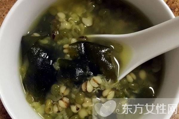 胸前长痘痘的原因有哪些　这些食疗方法很见效哦