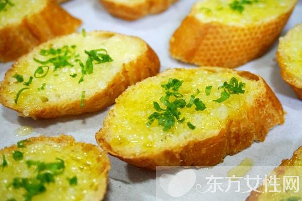 法式经典早餐 蒜香法棍面包的做法大公开