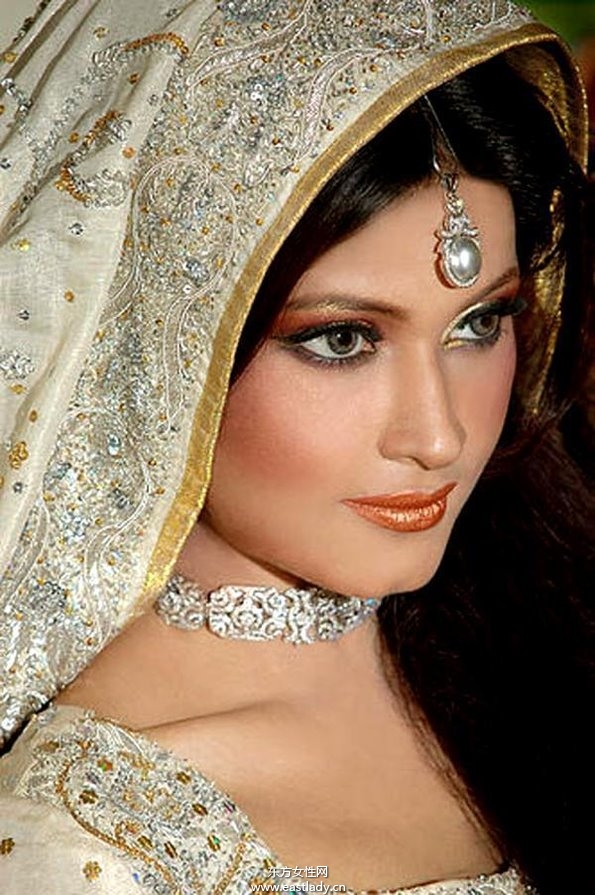 印度新娘展现奢华美艳气质