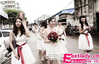 带着伴娘拍婚纱照 伴娘团俏丽 女人帮