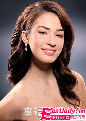 浪漫卷发演绎新娘的柔美端庄 提升婚礼亮点