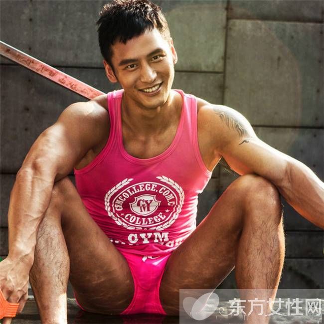 顾又铭抓男星手摸自己肌肉 被说是京城四大男鸭子