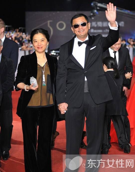 王家卫为什么总戴墨镜 说到底居然是因为一个女人