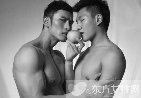 顾又铭抓男星手摸自己肌肉 被说是京城四大男鸭子