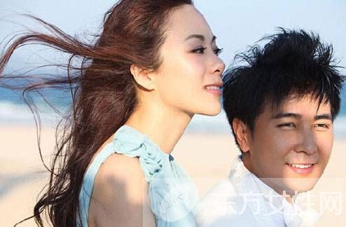 揭保剑锋老婆何珈好家庭背景 两人结婚照曝光网友称好丑