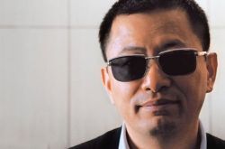 王家卫为什么总戴墨镜 说到底居然是因为一个女人