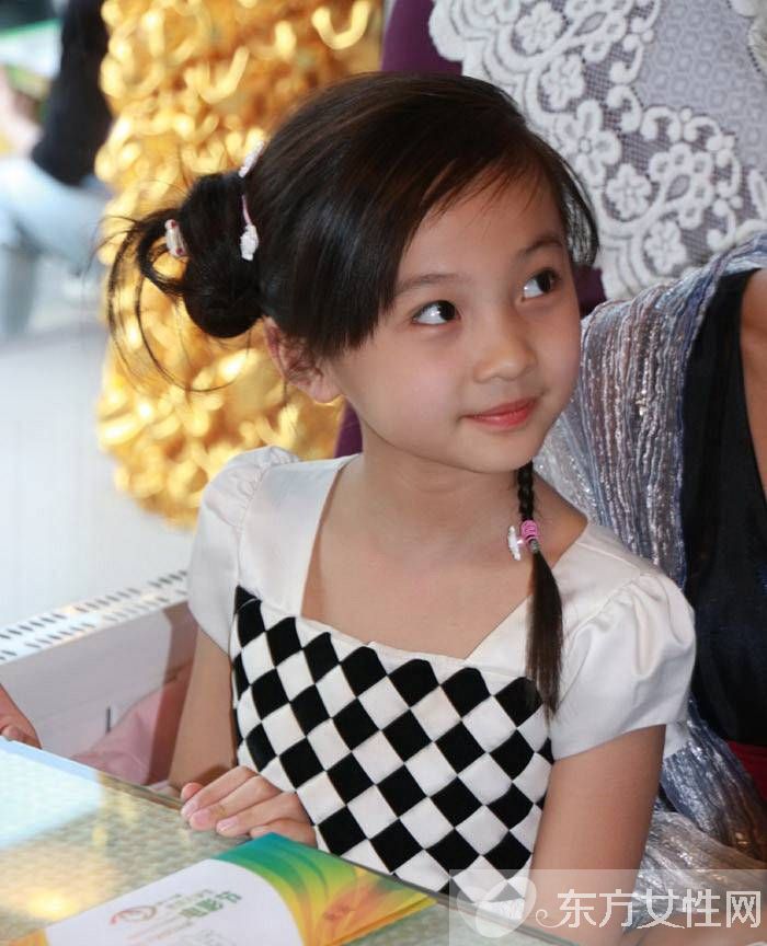 林妙可家庭背景个人资料 晒比基尼照露深沟