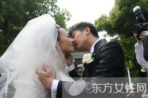 揭保剑锋老婆何珈好家庭背景 两人结婚照曝光网友称好丑