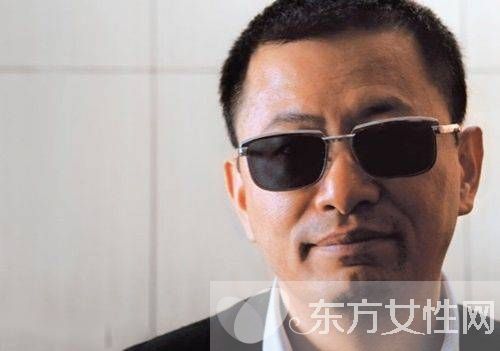 王家卫为什么总戴墨镜 说到底居然是因为一个女人