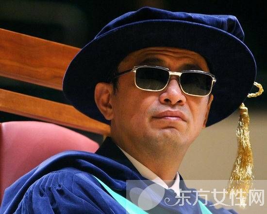 王家卫为什么总戴墨镜 说到底居然是因为一个女人