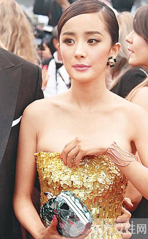 杨幂红毯被保安驱逐出丑 揭女星为何喜欢蹭红毯