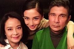 AngelaBaby杨颖父母家庭背景揭秘 整容前后照对比惊人