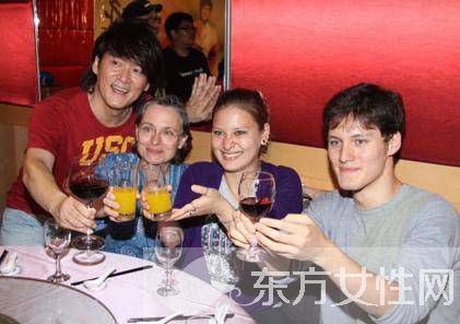 周华健老婆康粹兰个人资料 揭秘两人相恋过程