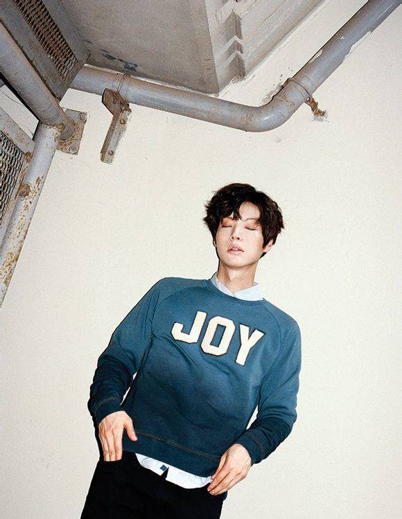 安宰贤郑秀晶情侣画报曝光 揭安宰贤郑秀晶关系