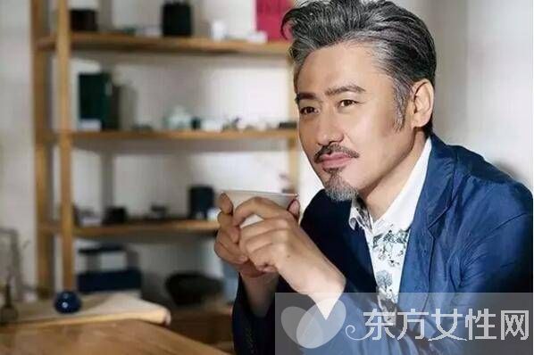 吴秀波妻子尚洁现身机场 两个儿子近照曝光