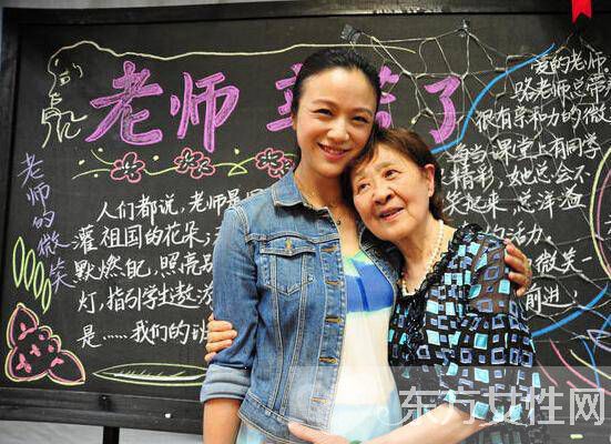 汤唯挺孕肚回母校照片 亲自烹饪东坡肉看望恩师