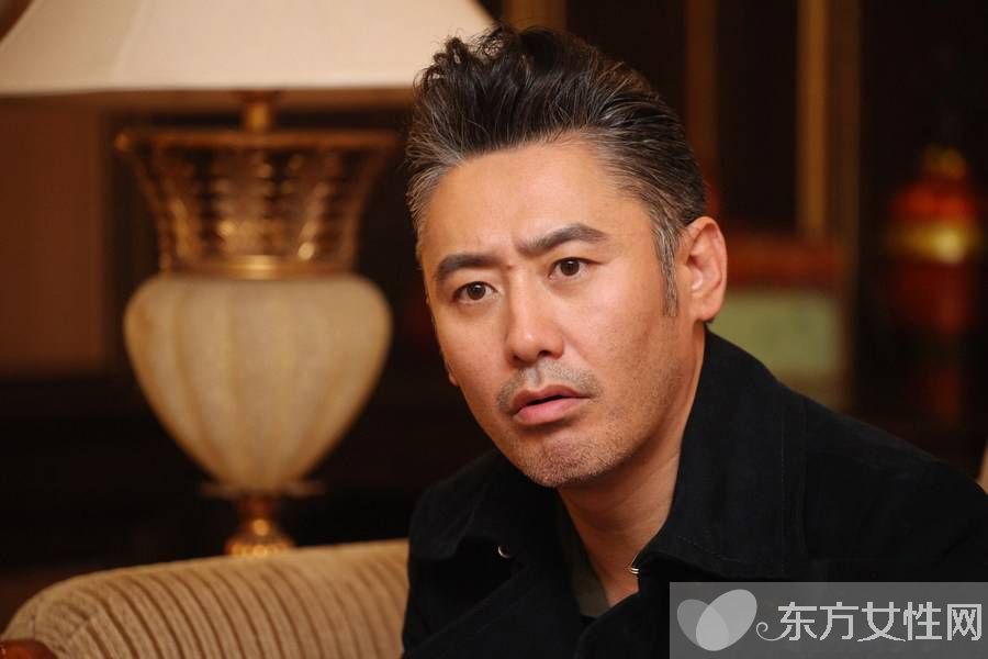 吴秀波妻子尚洁现身机场 两个儿子近照曝光