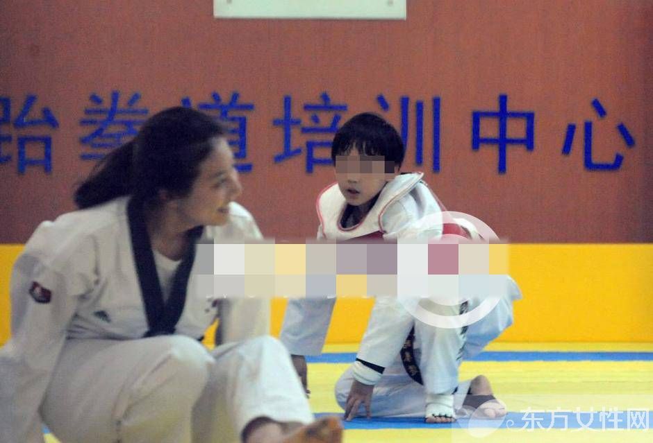 吴秀波妻子尚洁现身机场 两个儿子近照曝光