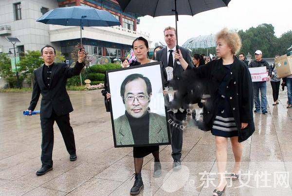 徐庆东追悼会王茜痛哭 徐庆东走了王茜撑起半边天