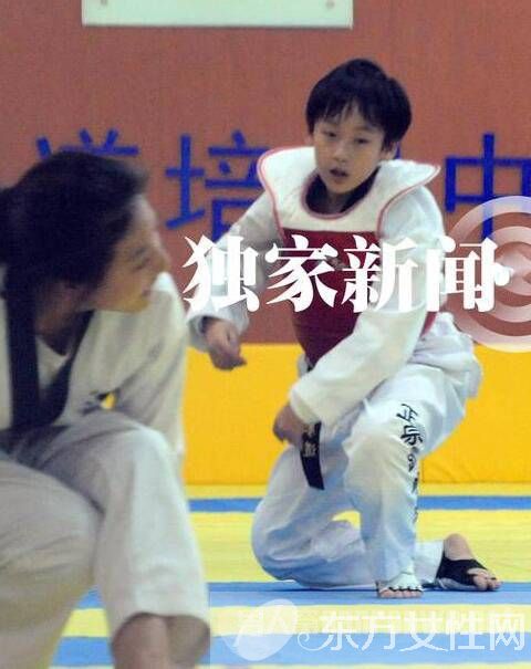 吴秀波妻子尚洁现身机场 两个儿子近照曝光