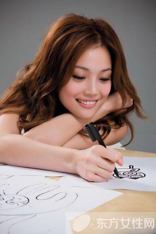 容祖儿下体夹春卷事件揭秘 真假容祖儿亮相签售会