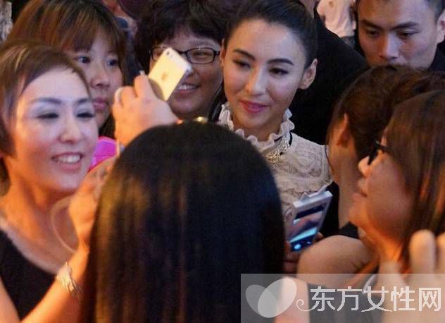 张柏芝运动装素颜挤地铁少女气息十足 张柏芝门照艳全集图片