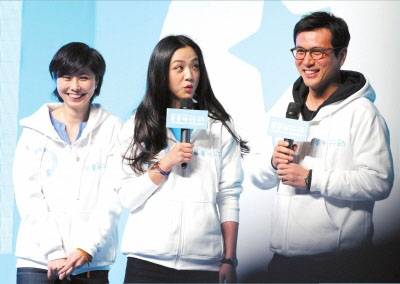 汤唯挺孕肚回母校照片 亲自烹饪东坡肉看望恩师