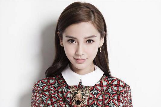 AngelaBaby杨颖父母家庭背景揭秘 整容前后照对比惊人