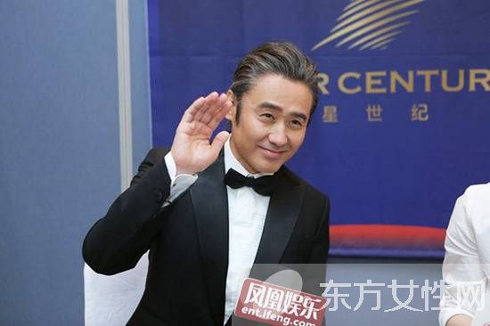 吴秀波妻子尚洁现身机场 两个儿子近照曝光