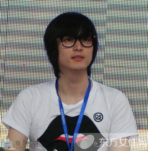 coser小小白颜素颜照曝光 帅到窒息的节奏有木有