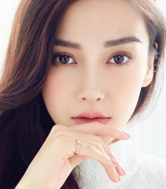 AngelaBaby杨颖父母家庭背景揭秘 整容前后照对比惊人