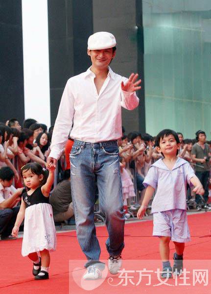 景岗山个人资料 景岗山一对儿女近照曝光被赞最好看星二代