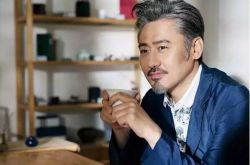 吴秀波妻子尚洁现身机场 两个儿子近照曝光