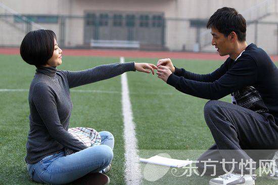 胡歌频繁 示爱 闫妮 胡歌 很感谢当年闫妮吻了我