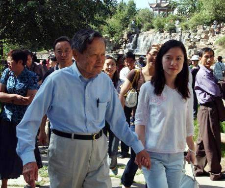 述杨振宁与前妻杜致礼师生之恋 杨振宁和翁帆相差54岁勇敢结婚