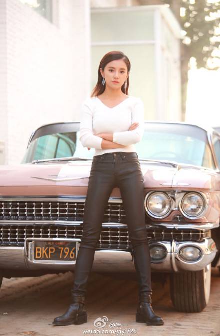 伊一微博分享跑步美图 白毛衣黑皮裤霸气又妩媚