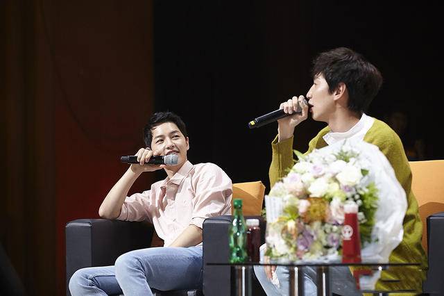 李光洙女友遭曝光 李光洙疑似公开恋情 我们一年了