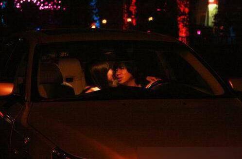 卢庚戌娇妻张辛怡性感写真 隐婚四年玩车震当众激吻