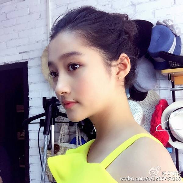 一仆二主杨树苗扮演者关晓彤资料 揭关晓彤惊人家庭背景