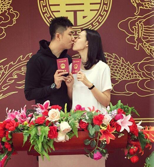 李艾领证甜蜜亲吻照曝光 老公张徐宁背景个人资料