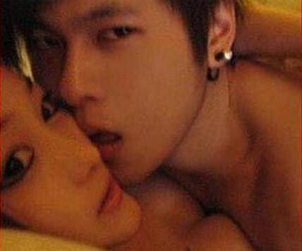 揭张馨予的乳有多大 疯狂床照曝光裸胸诱惑无下限