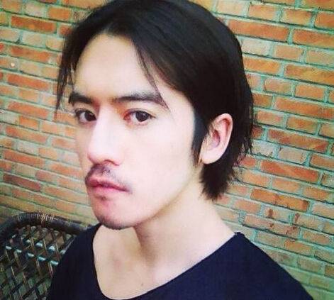 快男张天野体育场捅伤他人 网友纷纷为其担忧星途