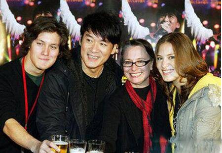 周华健妻子康梓兰个人资料 19岁混血女儿近照曝光