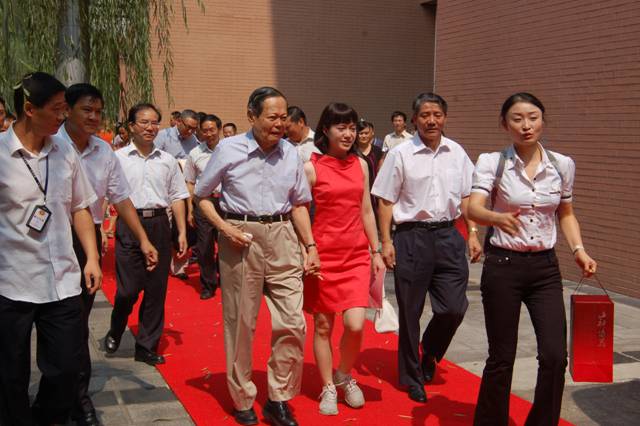 述杨振宁与前妻杜致礼师生之恋 杨振宁和翁帆相差54岁勇敢结婚